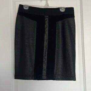 Size M BCBG faux leather 20 in skirt